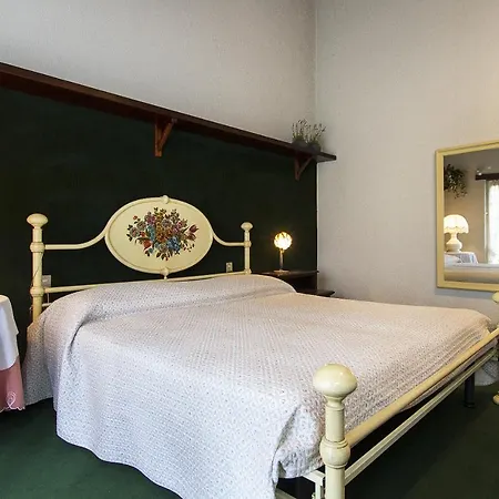 Monzeglio Sleeps 8 Wifi Villa